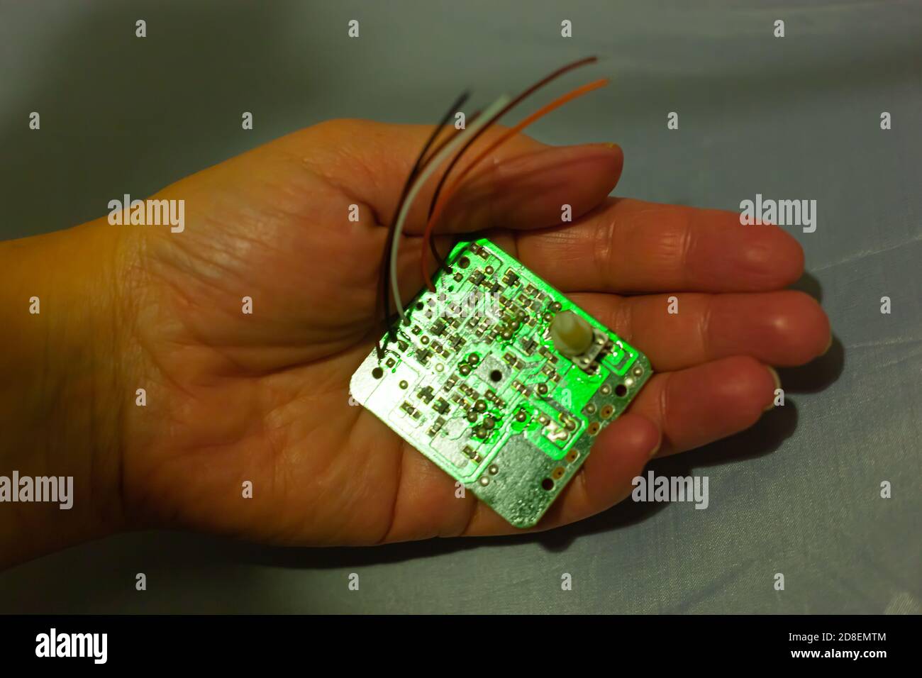 Scienza/tecnologia/concetto di robotica - primo piano ad alta risoluzione di Una mano che tiene un circuito stampato (PCB) Foto Stock