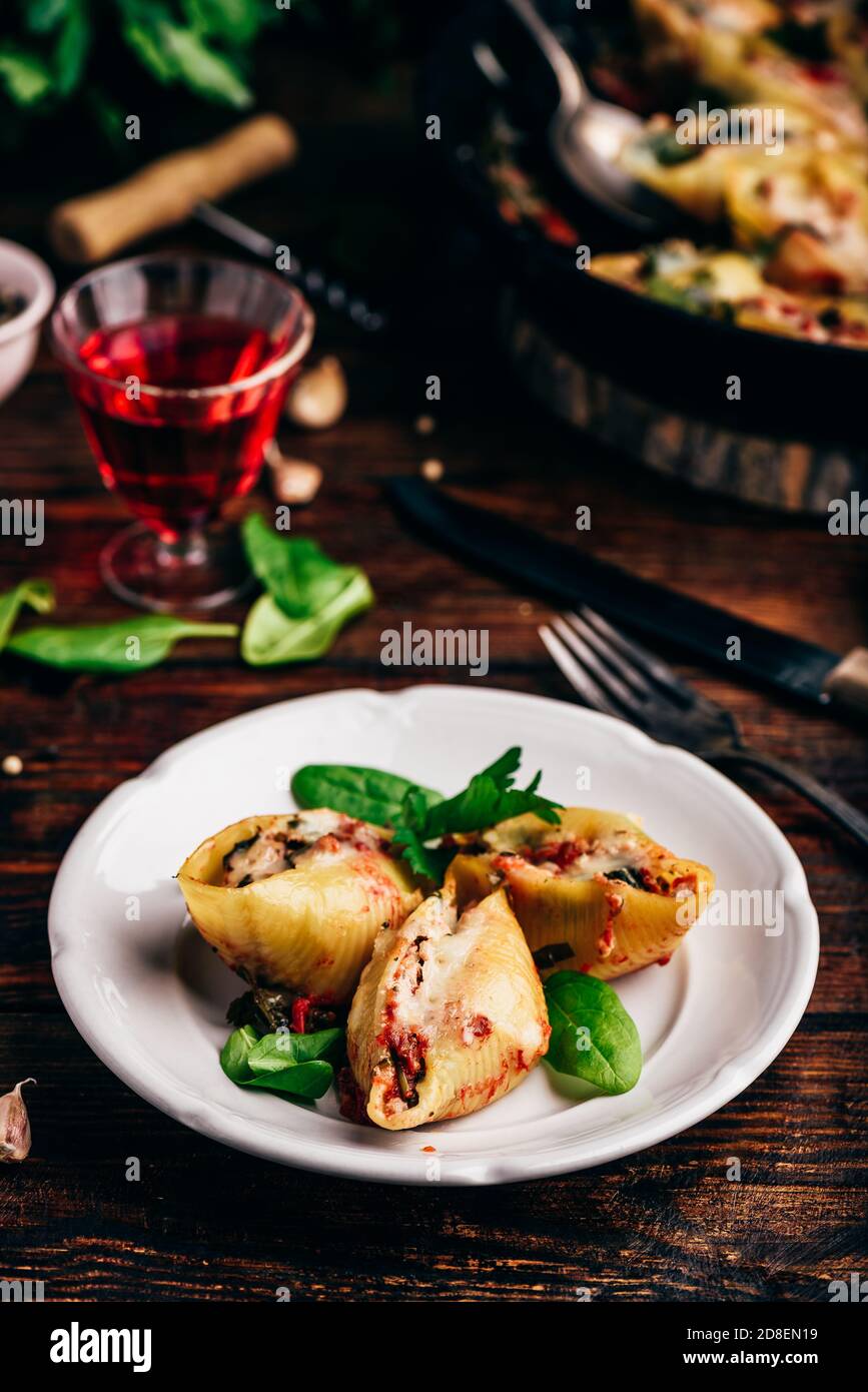 Pasta ripiena di manzo macinato, spinaci e formaggio Foto Stock