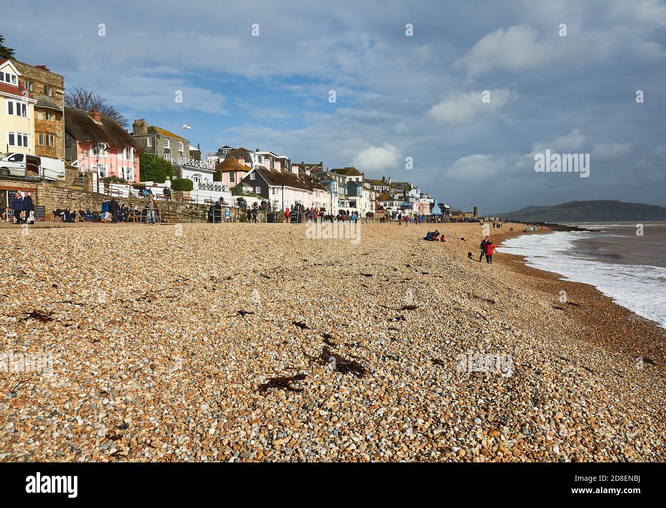 Lyme Regis, Dorset e la spiaggia di ciottoli offre una protezione limitata per la città dai danni provenienti dalla Manica. Foto Stock