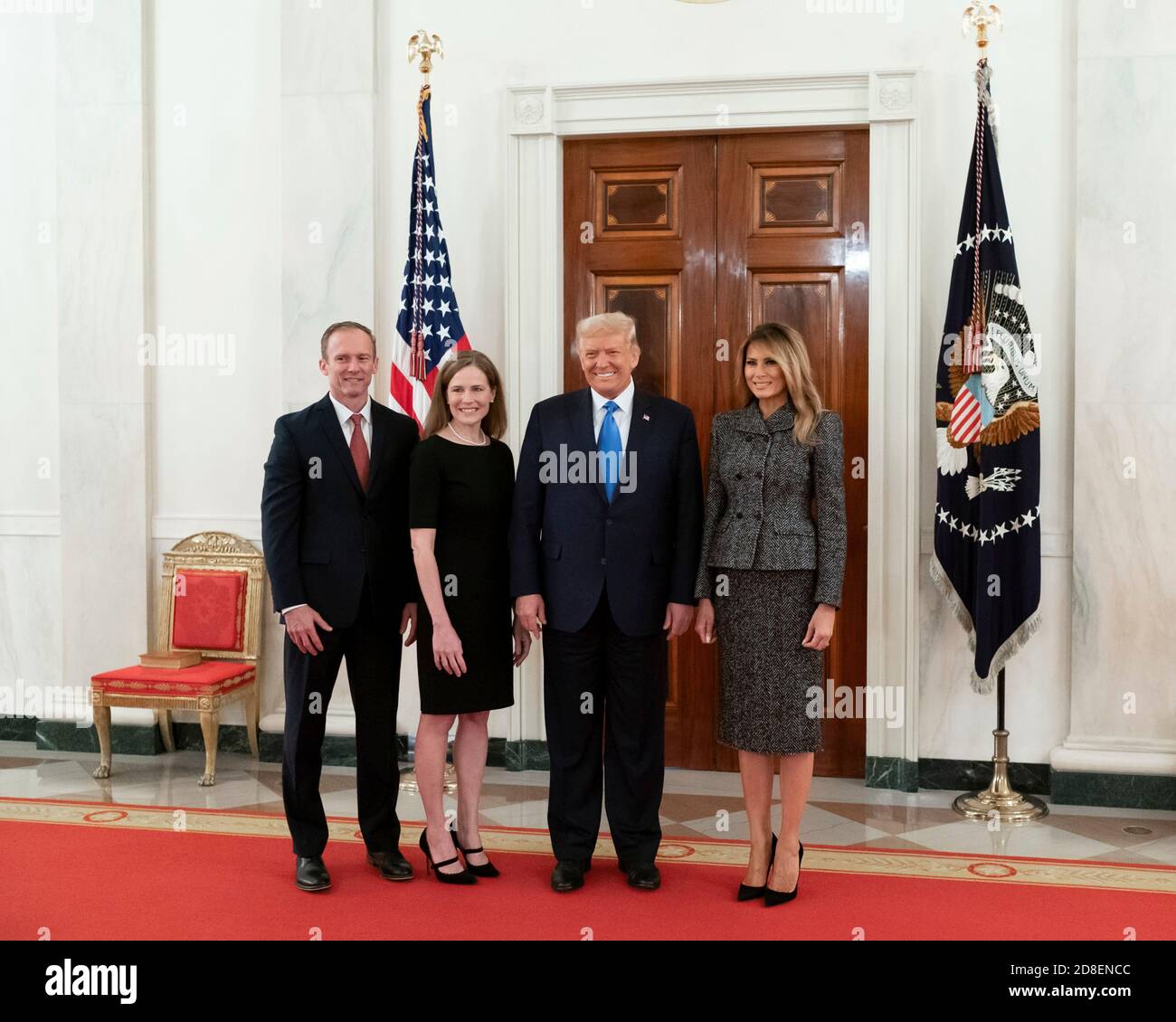 Il presidente degli Stati Uniti Donald Trump, la First Lady Melania Trump, la Corte Suprema associate Justice Amy Coney Barrett, e suo marito Jesse Barrett si pongono insieme nella Cross Hall della Casa Bianca il 26 ottobre 2020 a Washington, DC. Il giudice Amy Coney Barrett è stato giurato come ultimo membro della Corte Suprema. Foto Stock