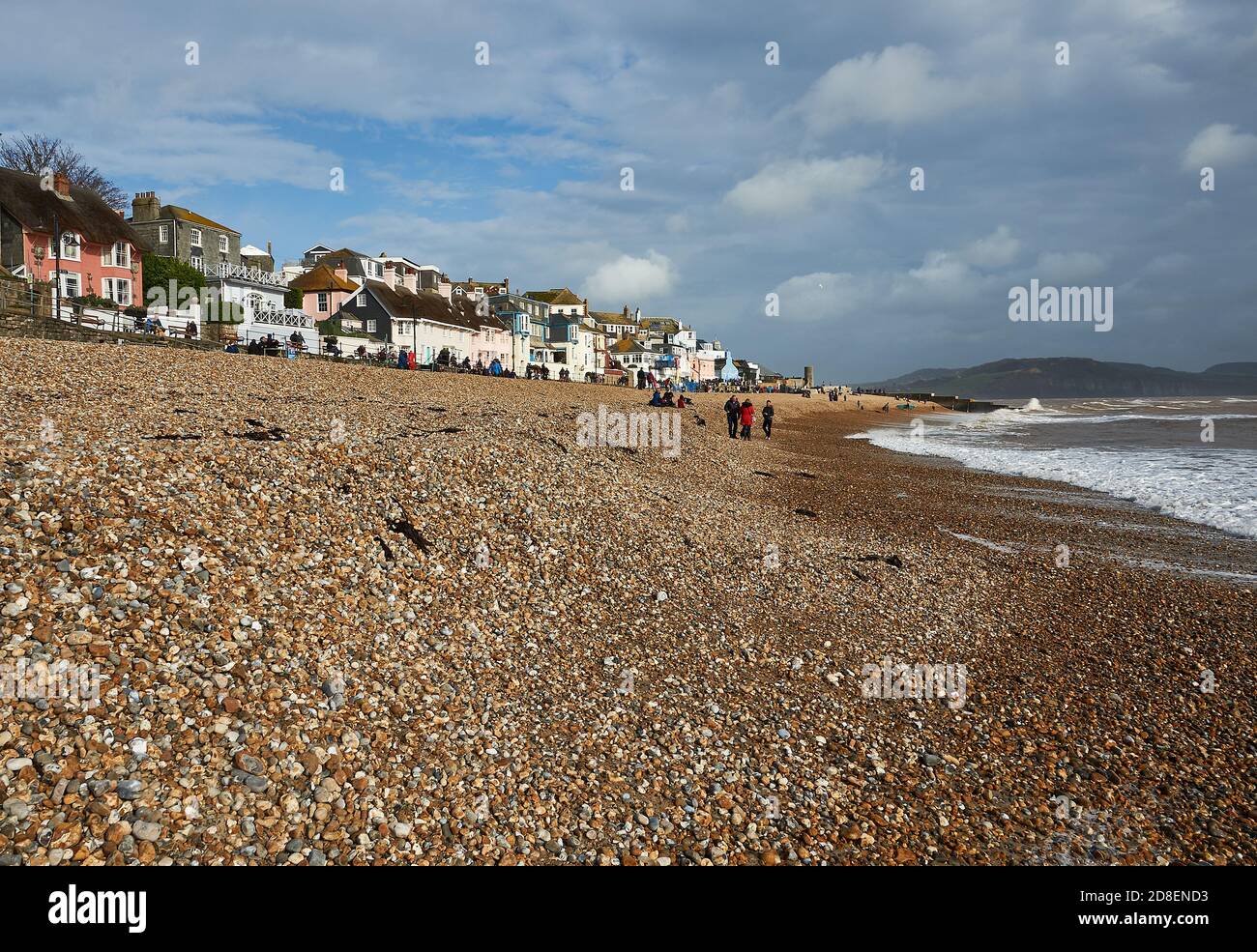 Lyme Regis, Dorset e la spiaggia di ciottoli offre una protezione limitata per la città dai danni provenienti dalla Manica. Foto Stock