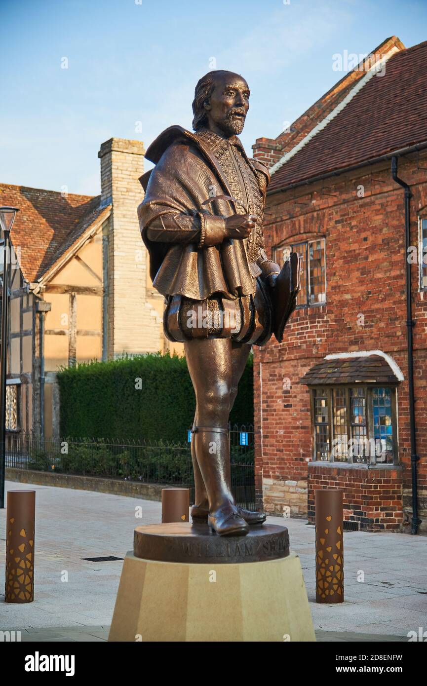 La statua di William Shakespeare sorge fuori dalla sua casa natale in Henley Street, Stratford Upon Avon, Warwickshire Foto Stock