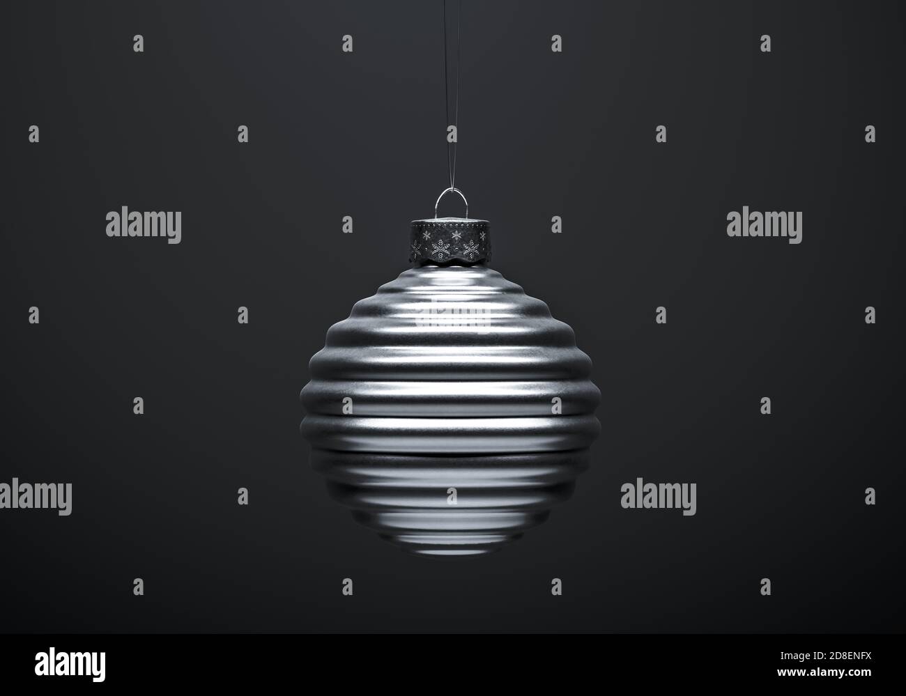 Foto in bianco e nero di palla di Natale argentata a coste orizzontali. Sfondo grigio scuro. Decorazione di Natale, concetto di atmosfera festosa. Foto Stock
