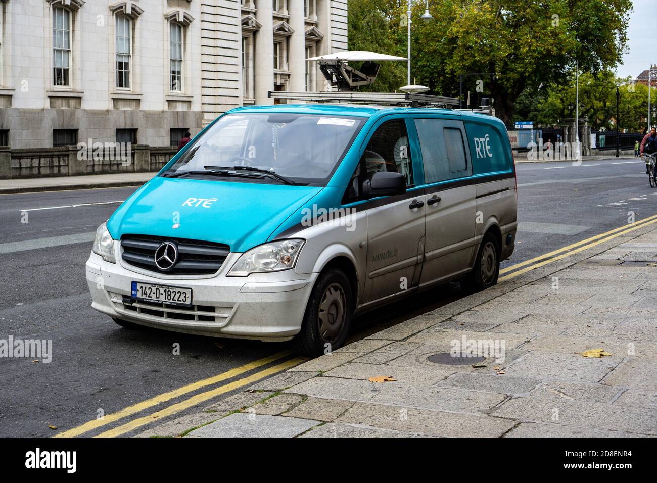 RTE, un furgone esterno di RTE, l'emittente nazionale irlandese, ha parcheggiato nei pressi di edifici governativi a Merrion Street, Dublino, Irlanda. Foto Stock