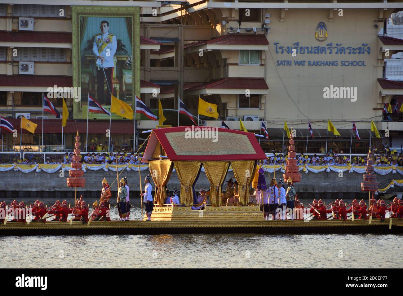 Thailandia il re Rama10 e la regina Suthida si imbarcarono sulla Royal Barge Suphannahong, parte della processione della Royal Barge per la cerimonia di incoronazione. Foto Stock