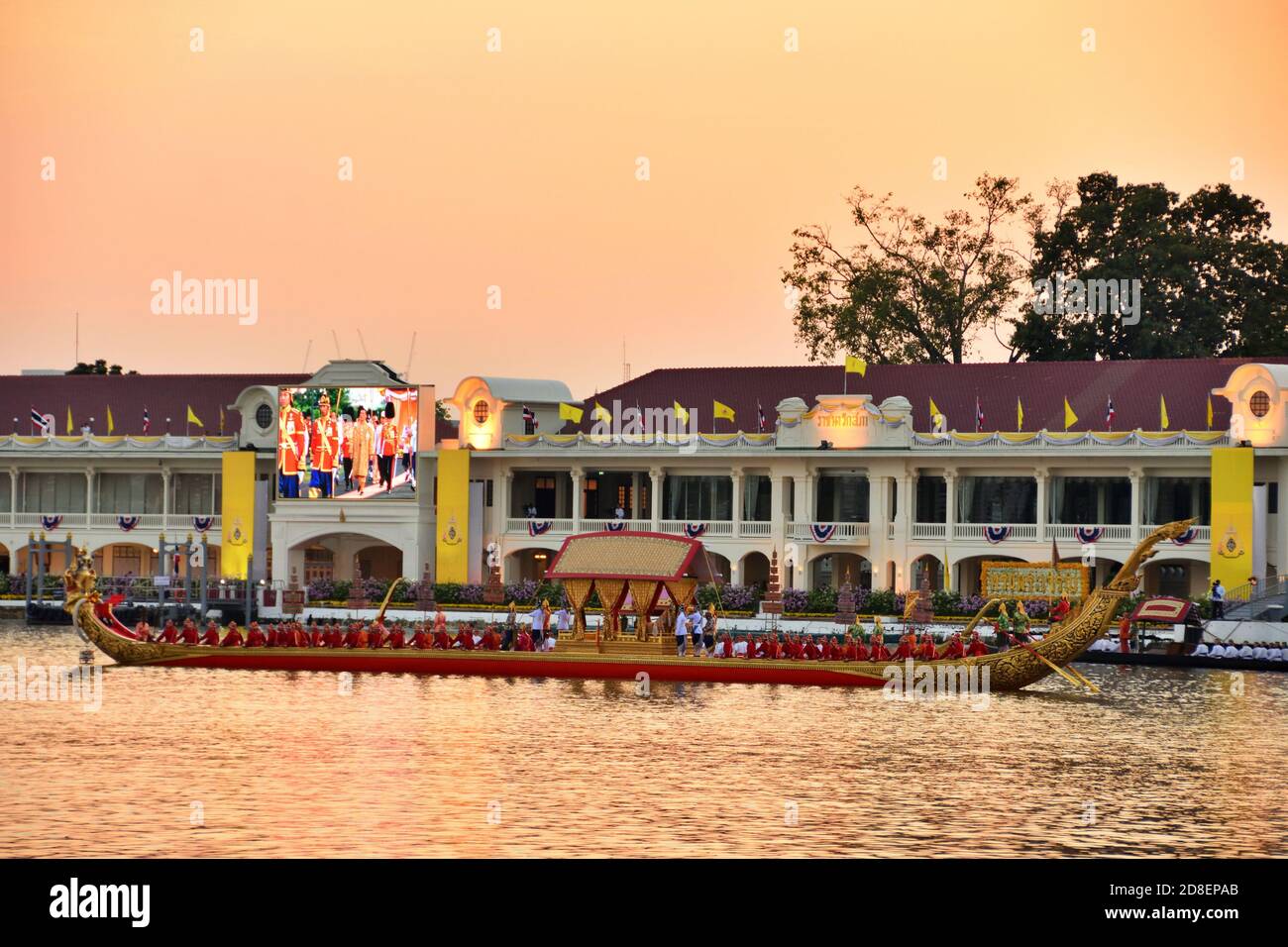 La chiatta reale Narai Song Suban King Rama 9 di fronte al Royal Thai Navy council edificio sul fiume Chao Phraya con tramonto. Re Rama 10 Coronazione. Foto Stock