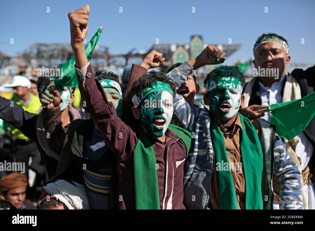 Sanaa, Yemen. 29 Ott 2020. I ragazzi con i loro volti hanno dipinto slogan cantanti durante una celebrazione dei ribelli Houthi per celebrare l'anniversario della nascita del profeta dell'Islam Muhammad (Mawlid al-Nabi) a Sanaa. Credit: Hani al-ANSI/dpa/Alamy Live News Foto Stock