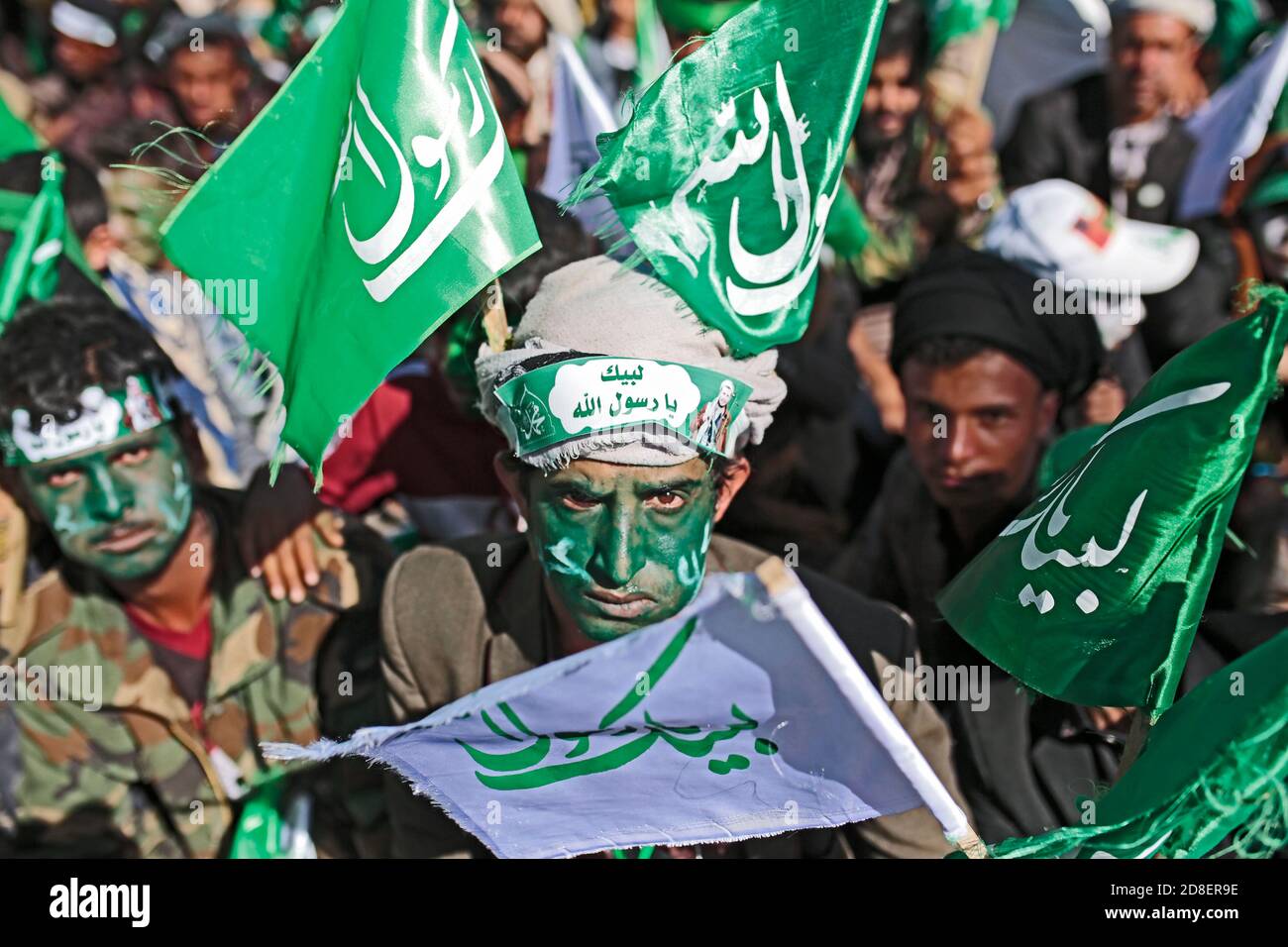 Sanaa, Yemen. 29 Ott 2020. Un giovane con il suo volto dipinto partecipa a una celebrazione dei ribelli Houthi per celebrare l'anniversario della nascita del profeta dell'Islam Muhammad (Mawlid al-Nabi) a Sanaa. Credit: Hani al-ANSI/dpa/Alamy Live News Foto Stock