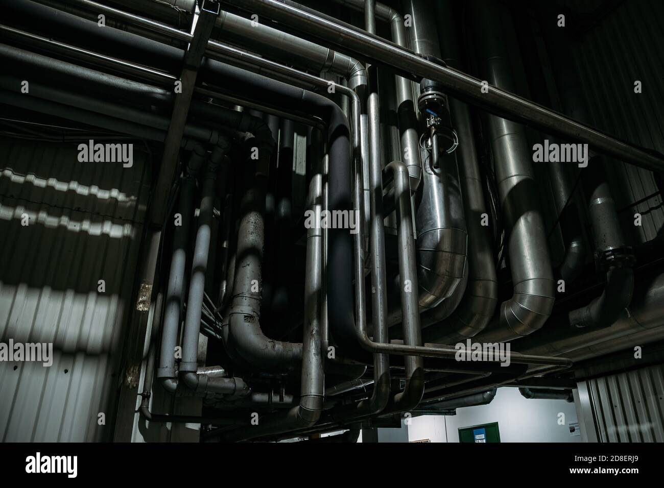 Tubi in acciaio industriale. Sistema di tubazioni per l'erogazione di componenti o per il riscaldamento o la ventilazione, ecc. Foto Stock