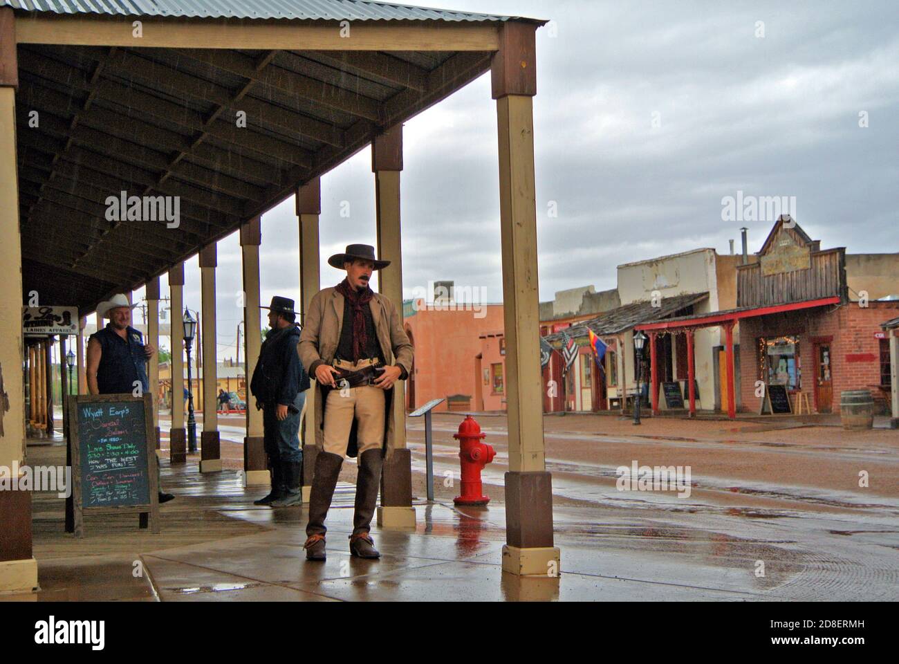 Gli attori di cowboy celebrano i giorni del wyatt Earp nella storica pietra tombale Arizona Foto Stock