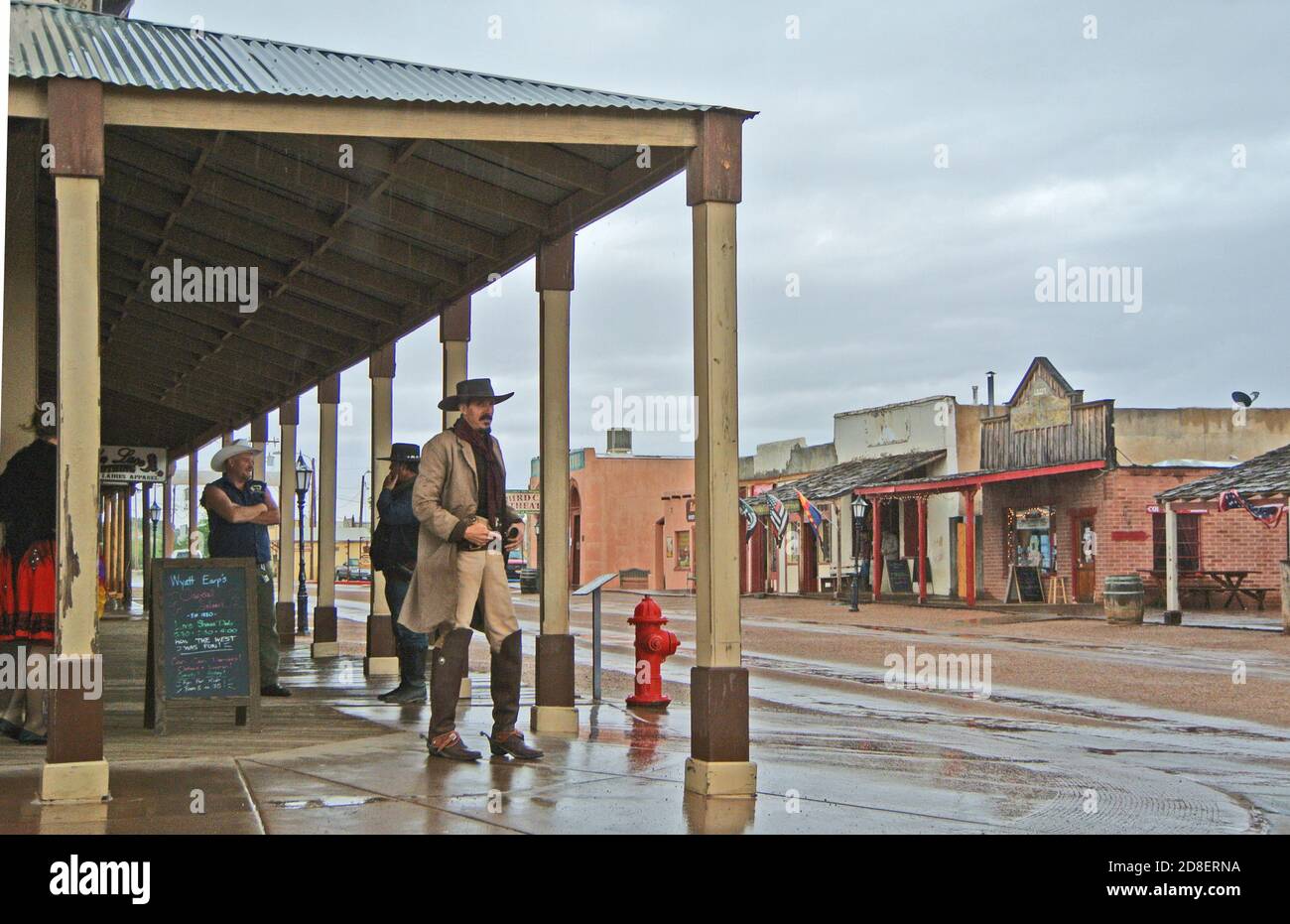 Gli attori di cowboy celebrano i giorni del wyatt Earp nella storica pietra tombale Arizona Foto Stock