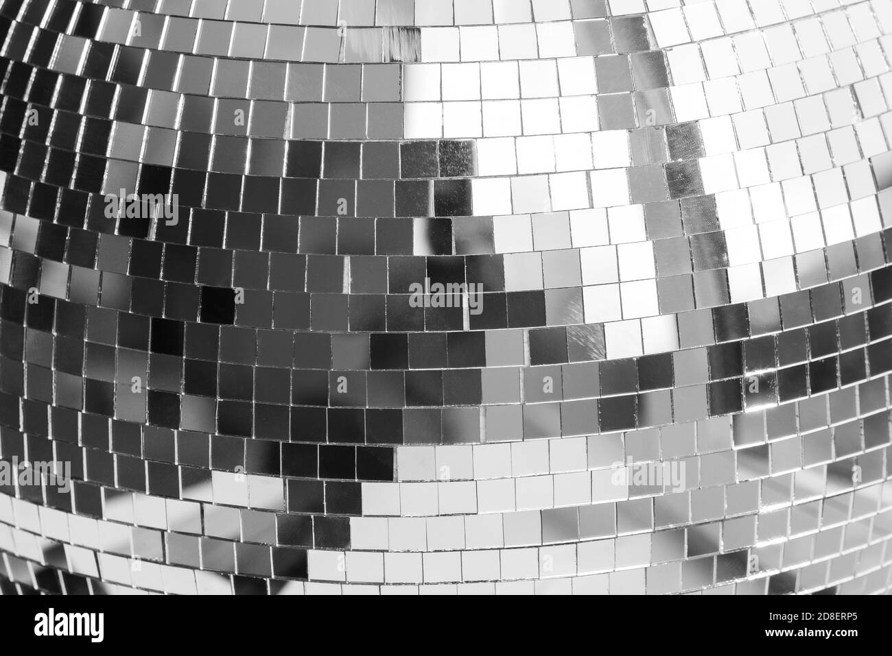 La superficie della sfera di disco di specchio. Particelle di specchio lucide. Il concetto di vita di club, festa ed evento di festa Foto Stock
