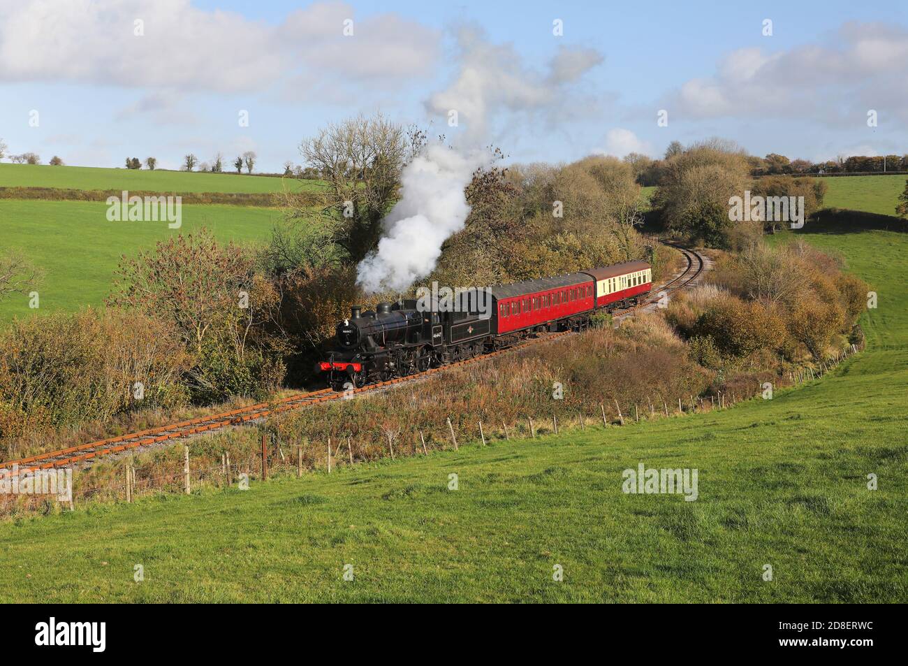 Il 46447 si avvicina a Mendip vale il 26.10.20 sulla East Somerset Railway. Foto Stock