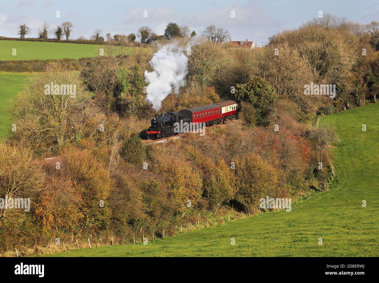 Il 46447 si avvicina a Mendip vale il 26.10.20 sulla East Somerset Railway. Foto Stock