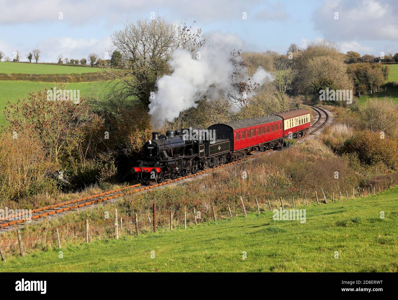Il 46447 si avvicina a Mendip vale il 26.10.20 sulla East Somerset Railway. Foto Stock