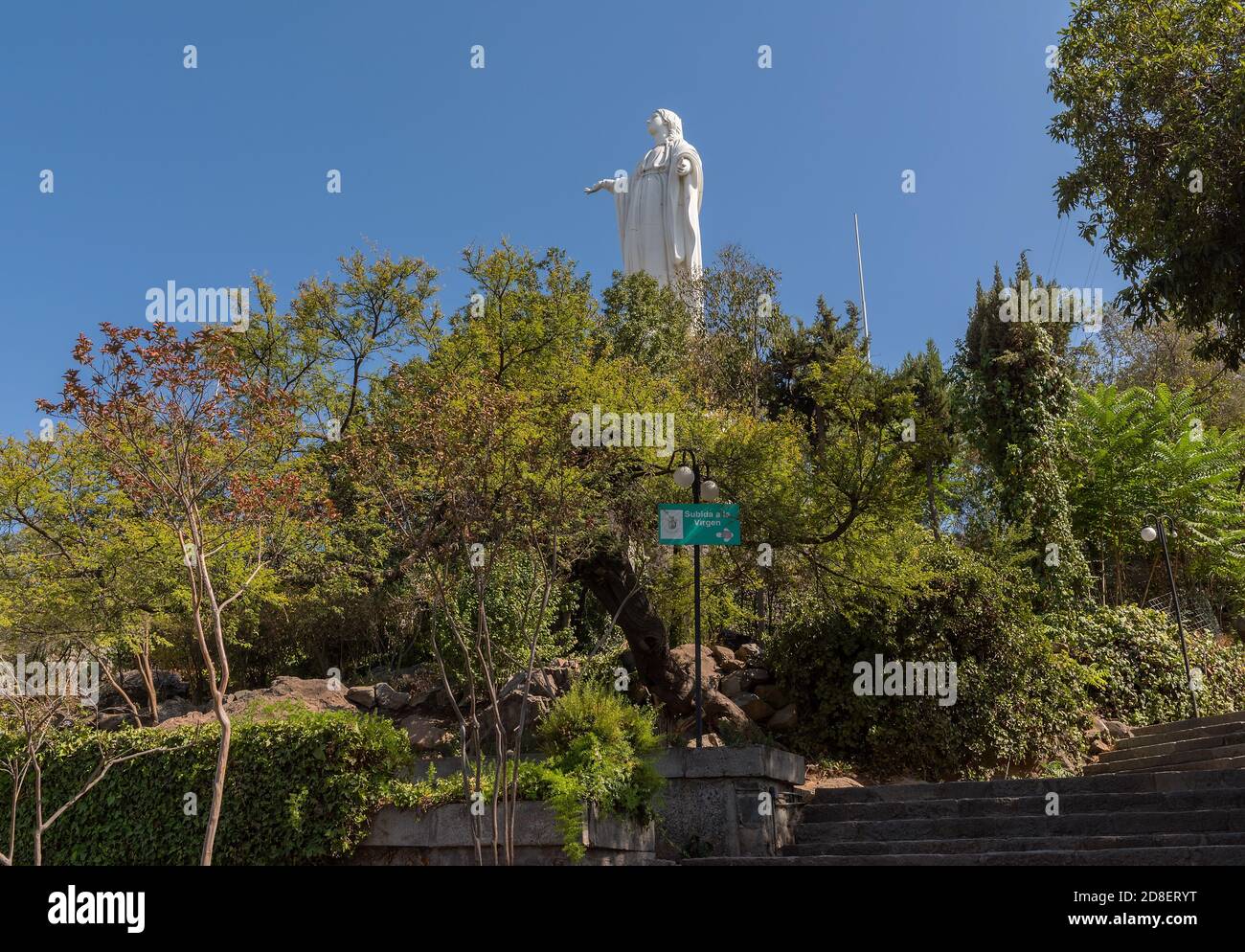 Statua della Vergine Maria in cima alla collina di San Cristobal, Santiago, Cile Foto Stock