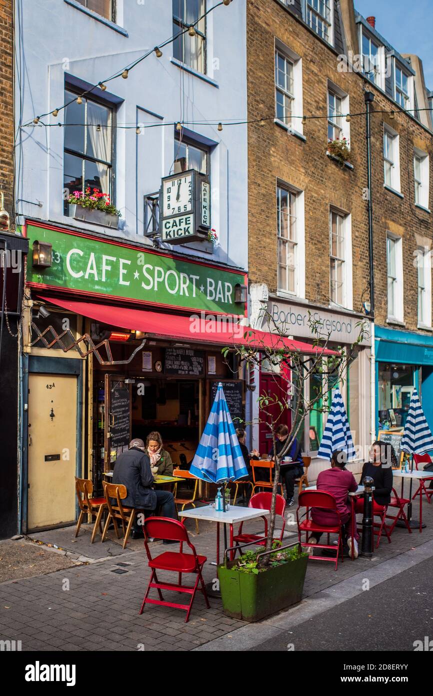 Cafe Kick Sports Bar Cafe Exmouth Market Londra. Exmouth Market è un mercato all'aperto di 32 bancarelle a Clerkenwell, N. London. Tavolo da calcio Bar. Foto Stock