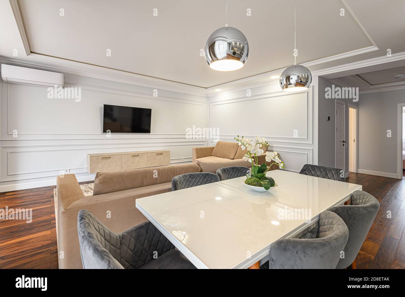 Elegante e semplice, bianco e beige, moderno soggiorno Foto Stock