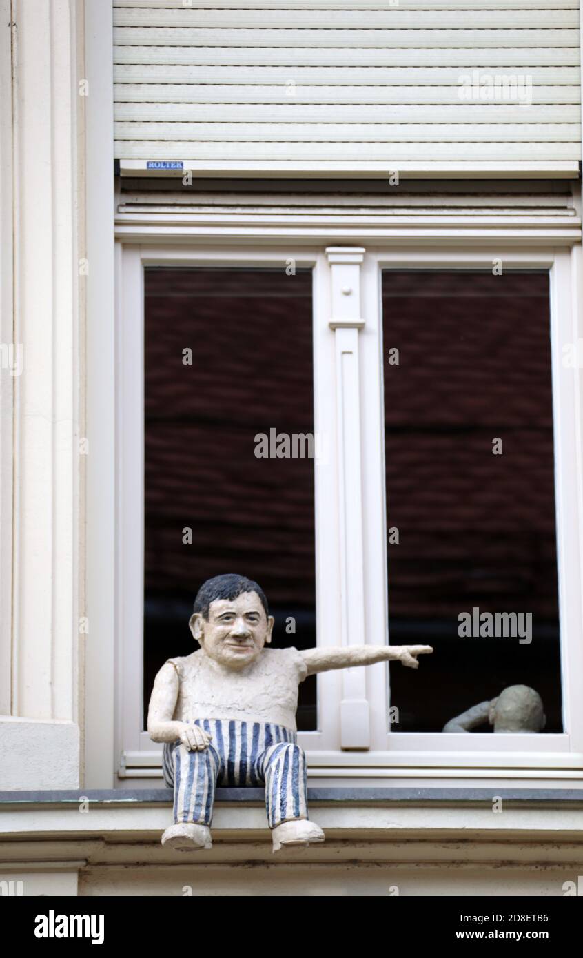 Uomo in pigiama a strisce seduto su un davanzale dentro Maribor Foto Stock