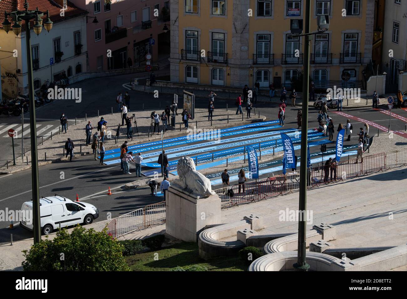 Lisbona, Portogallo - 29 ottobre 2020: I manifestanti del Pacifico appartenenti al sindacato della FENPROF protestano contro il bilancio statale annuale davanti al portoghese Foto Stock
