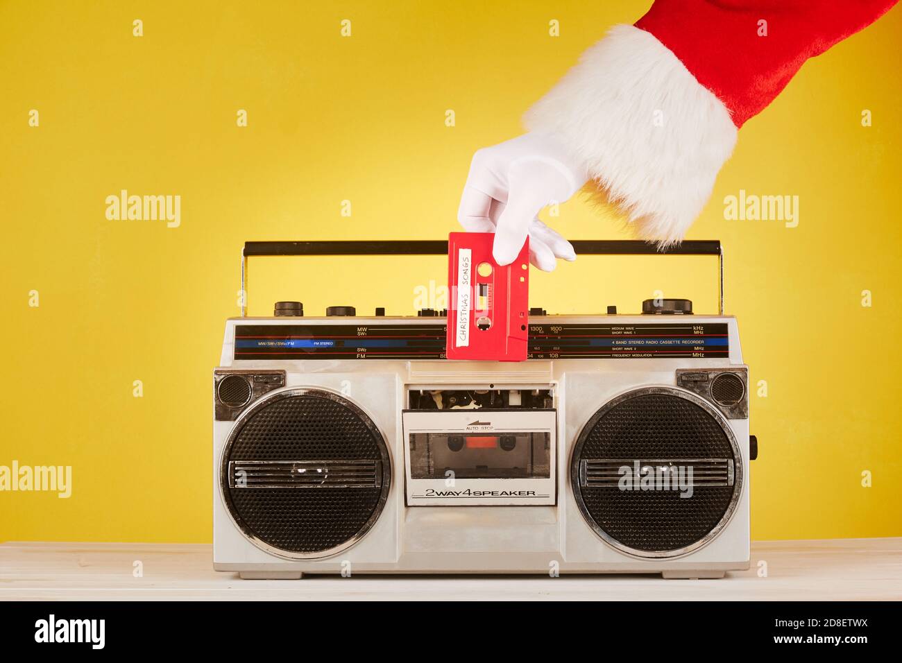 Mano di Babbo Natale che mette un nastro audio su una radio cassetta Foto  stock - Alamy