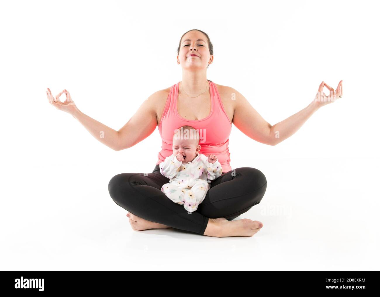 Una madre fa ginnastica yoga con il suo bambino Foto Stock