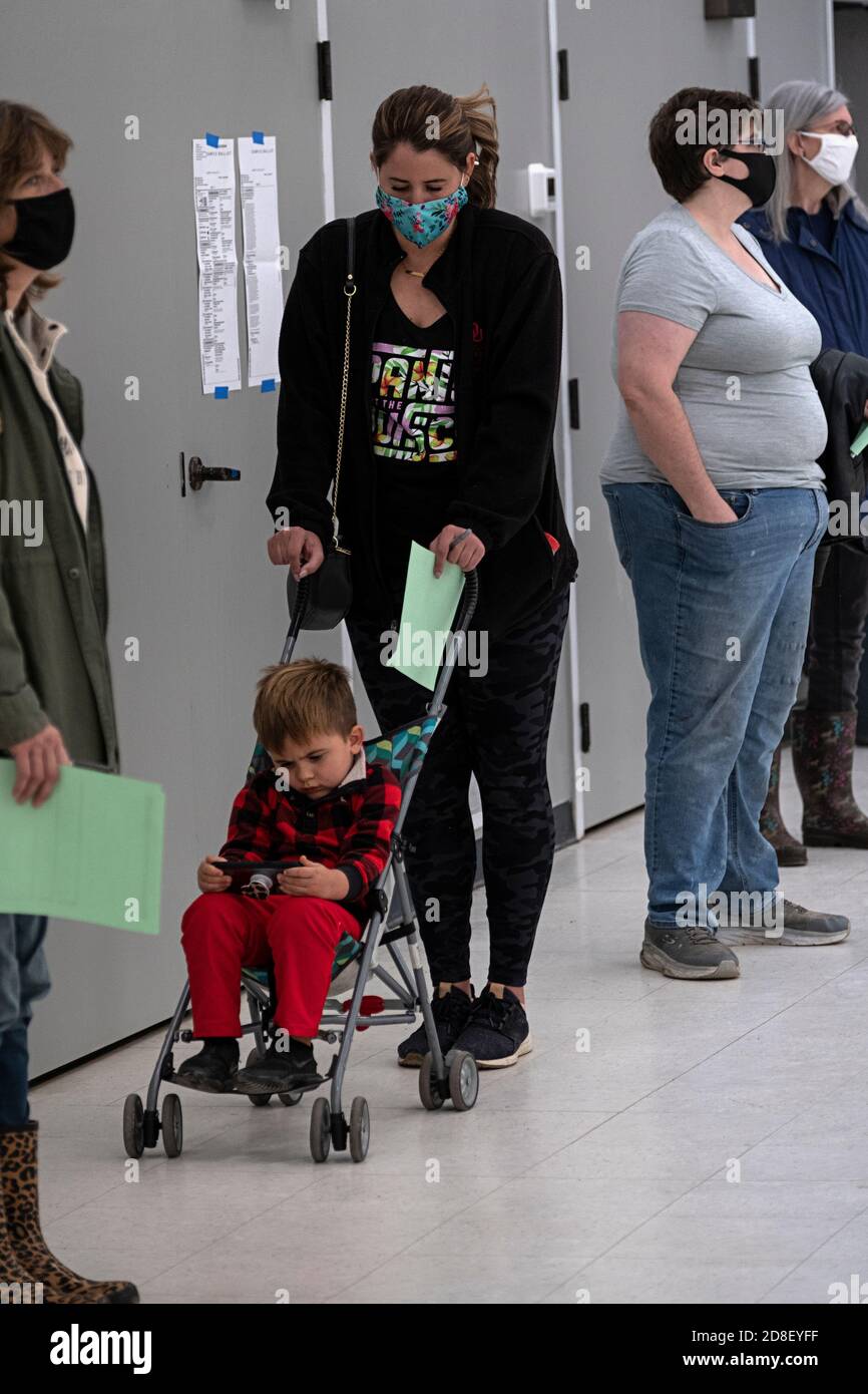 donna con bambino in passeggino che si prepara al voto presidenziale elezione Foto Stock