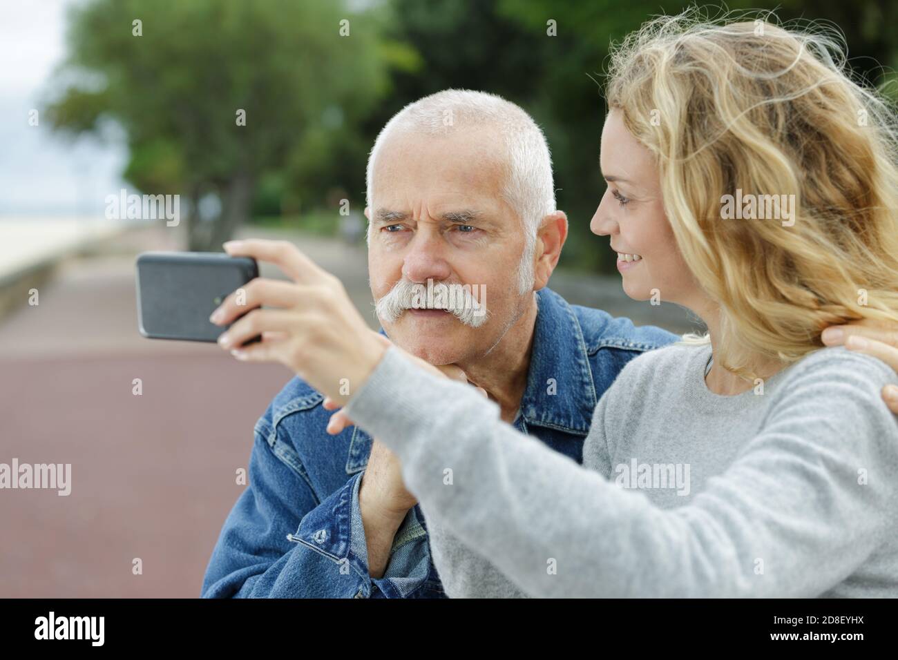 uomo anziano e giovane donna che parla auto ritratto fotografia Foto Stock