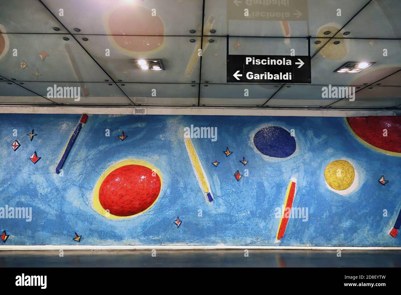 Napoli, Italia. La nuova stazione della metropolitana Dante di Napoli. E' decorata con una moltitudine di forme geometriche sporgenti e colorate. Segnale di direzione. Foto Stock