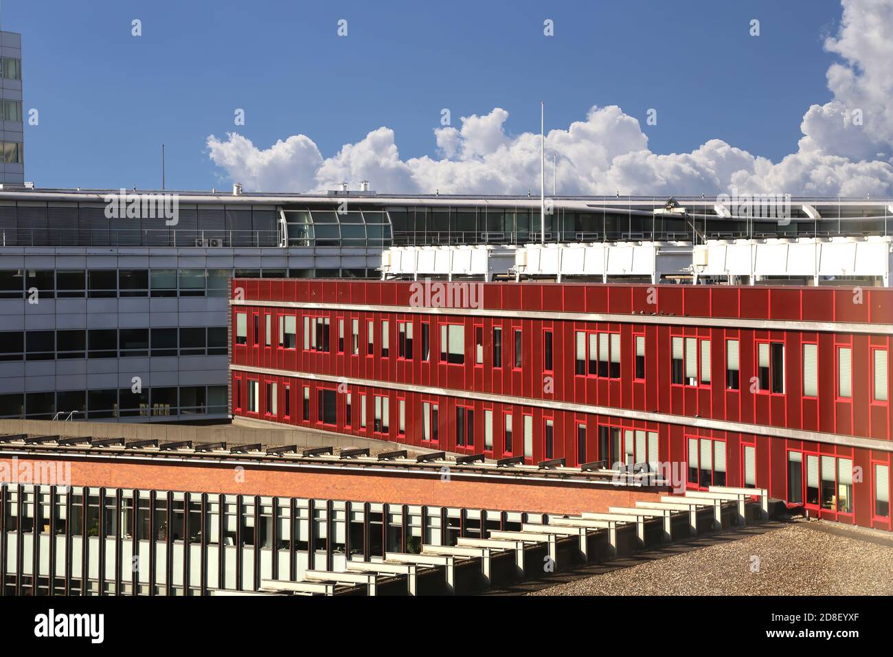 Vista rialzata dell'edificio degli uffici. Architettura moderna e minimale di un edificio industriale e per uffici con tetti piani in Olanda contro un sug Foto Stock