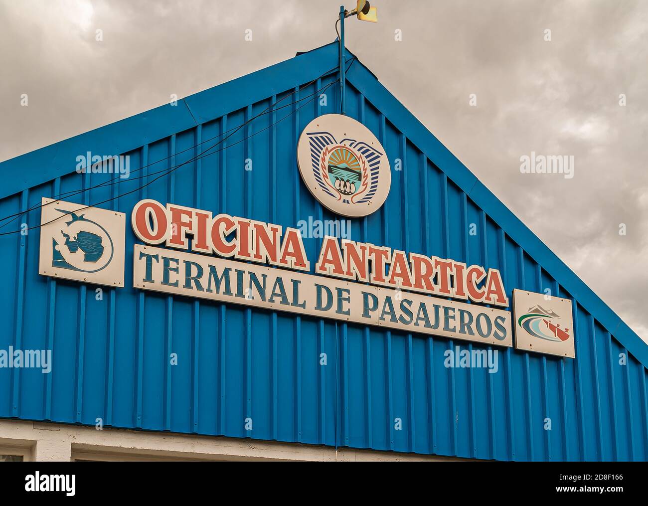 Ushuaia, Tierra del Fuego, Argentina - 13 dicembre 2008: Lettere rosso-blu-bianco sul cartello sulla facciata blu del terminal passeggeri per i viaggiatori di Antartica Foto Stock