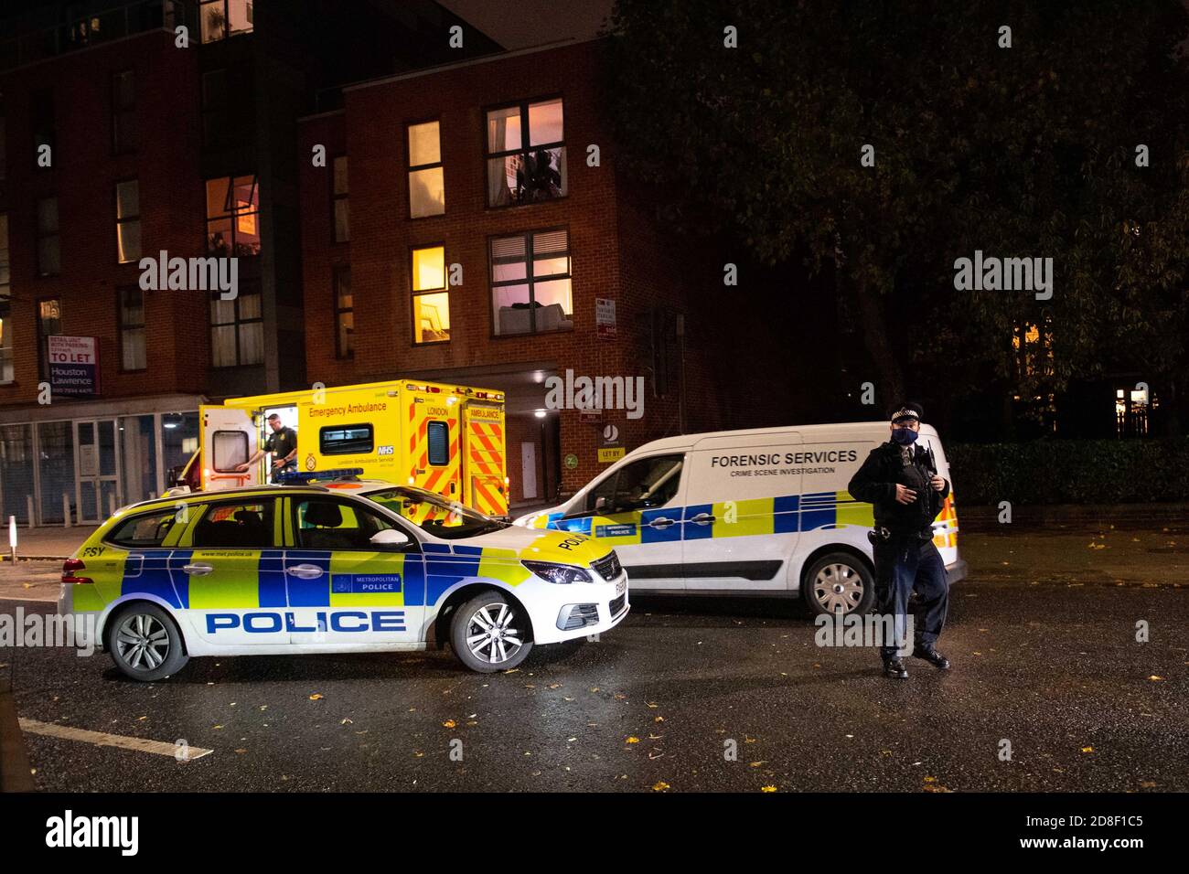 Londra, Regno Unito. 29 Ottobre 2020. Scena del crimine forense in cui più stabbings hanno riferito, ragazzo adolescente, 15, ha cavalcato a morte fuori sainsbury's in Garratt Lane, Wandsworth, Londra, UK Credit: Quan Van /Alamy Live News Foto Stock