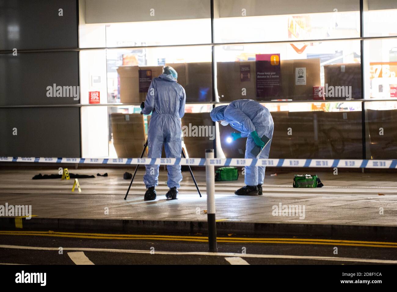 Londra, Regno Unito. 29 Ottobre 2020. Scena del crimine forense in cui più stabbings hanno riferito, ragazzo adolescente, 15, ha cavalcato a morte fuori sainsbury's in Garratt Lane, Wandsworth, Londra, UK Credit: Quan Van /Alamy Live News Foto Stock