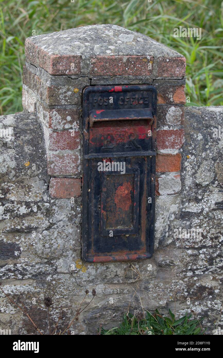 Casella postale disutilizzata incorporata nel ponte sul torrente che conduce alla spiaggia di Poldhu. Foto Stock