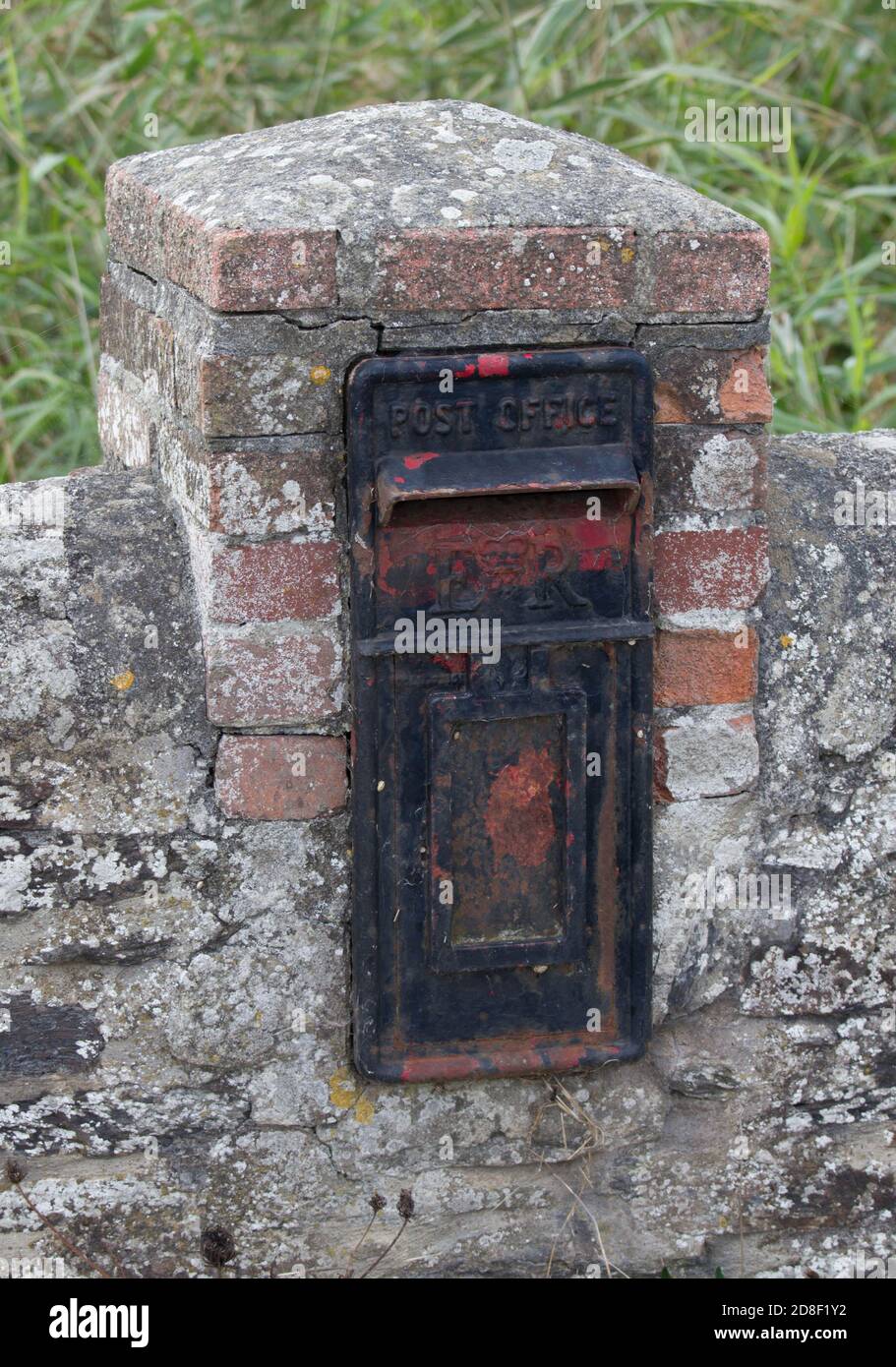 Casella postale disutilizzata incorporata nel ponte sul torrente che conduce alla spiaggia di Poldhu. Foto Stock