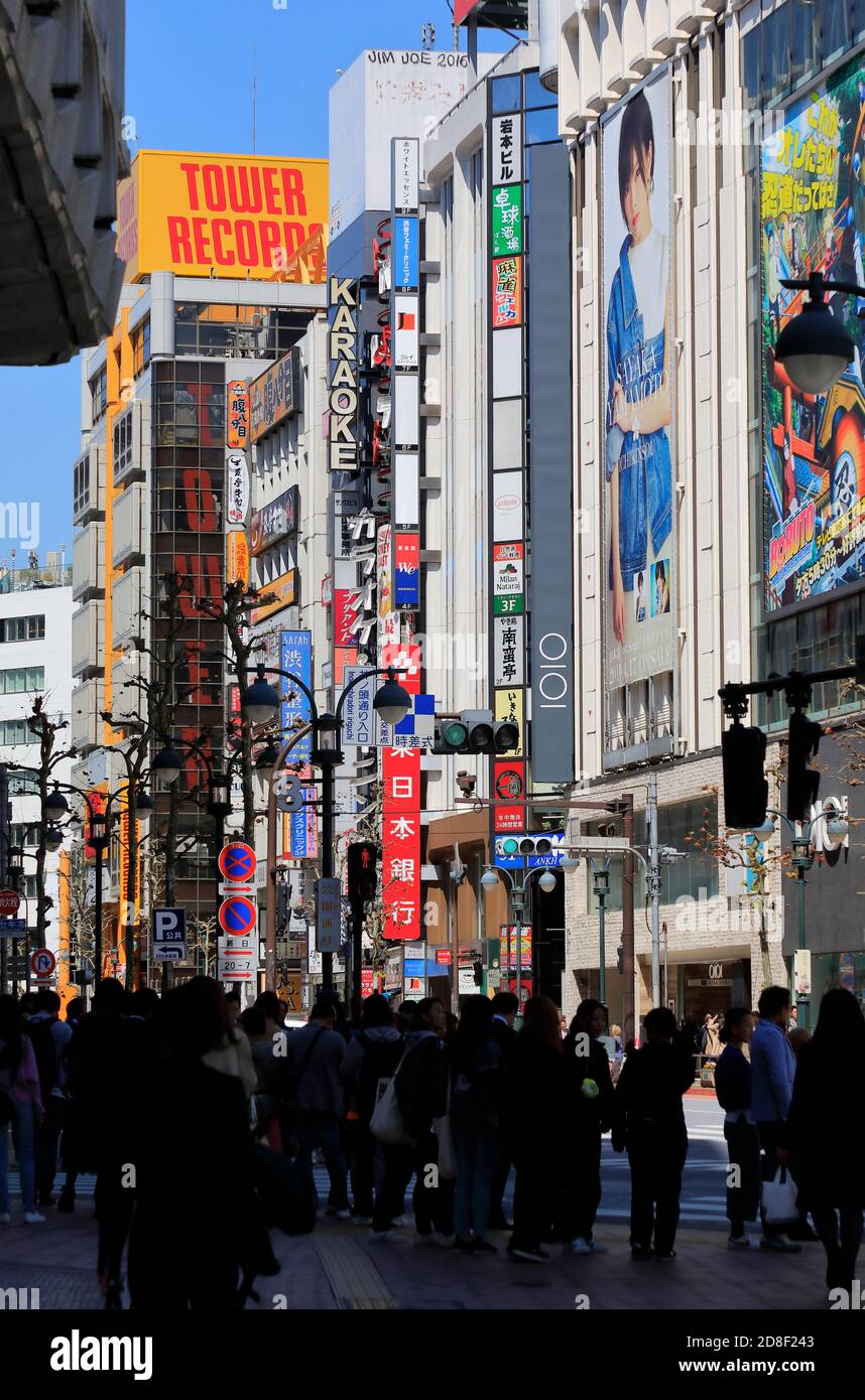 Jingu-dori Street, una delle principali strade commerciali di Shibuya.Tokyo.Japan Foto Stock