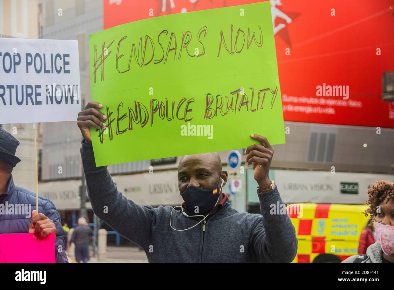 Manifestazione di cittadini nigeriani contro il dittatore Muhammadu Buhari Madrid E la brutalità dello Special Anti-Robby Squad (SARS) A. movimento Foto Stock