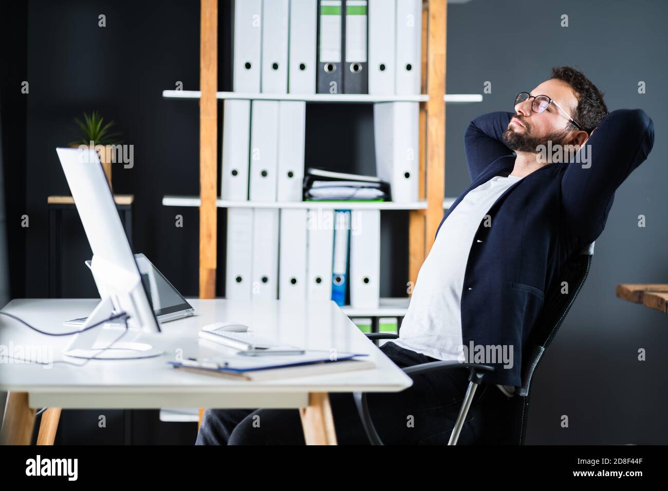 Relax e Lean Back in sedia da ufficio computer Foto Stock