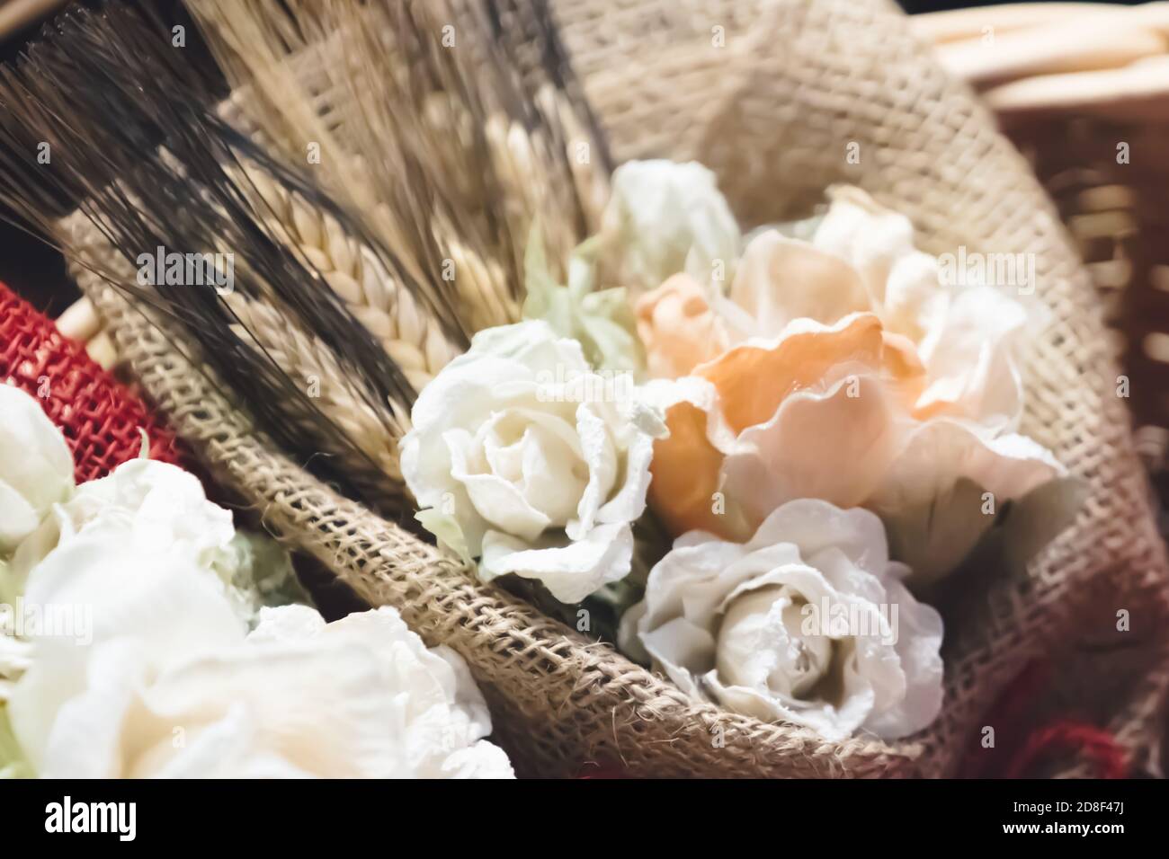 Bouquet di fiori artificiali per regali o decorazioni natalizie. Messa a fuoco selettiva Foto Stock