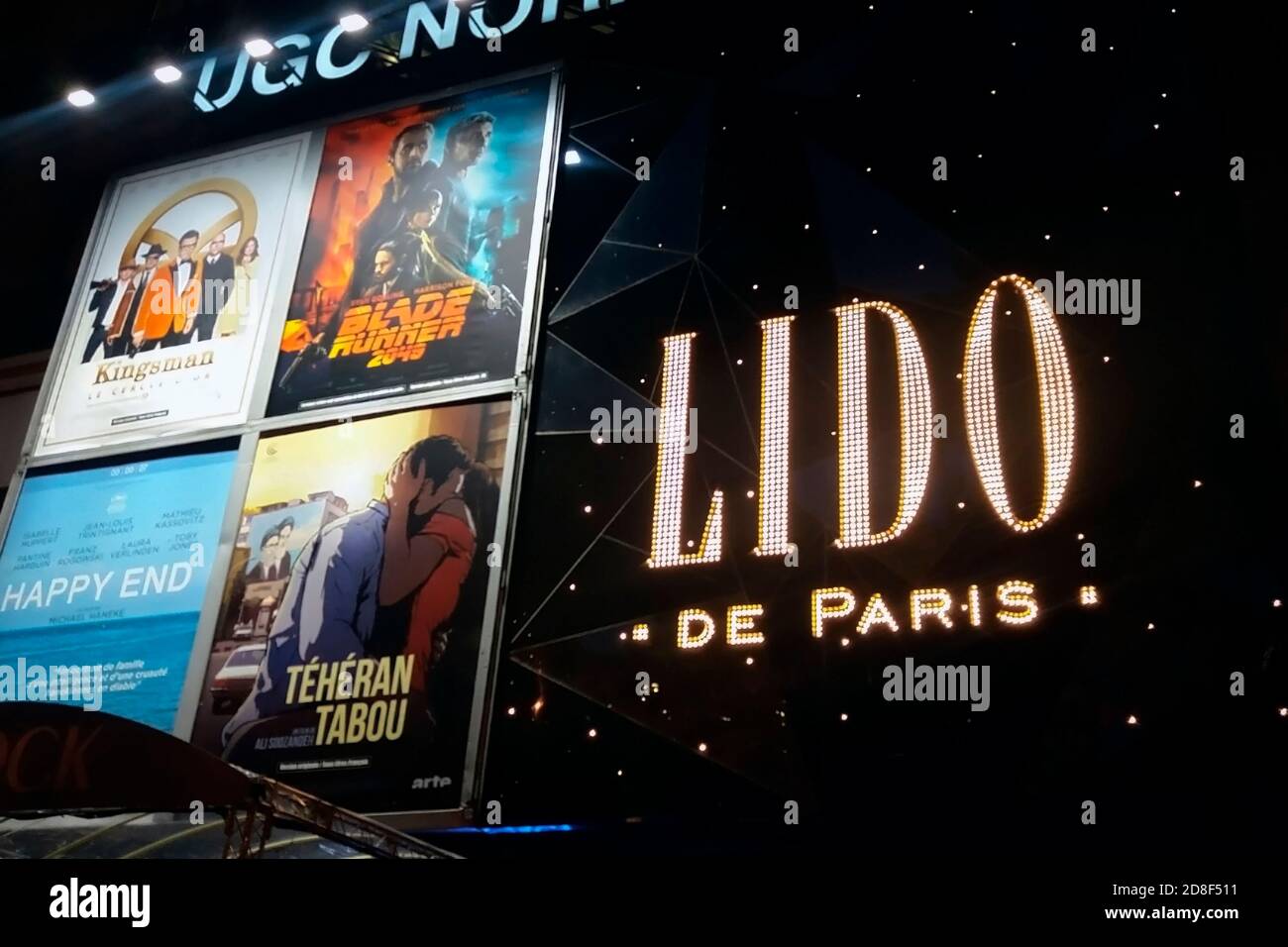 Poster del logo Lido de Paris e dei film sul famoso cabaret Facciata sugli Champs Elysées di Parigi Foto Stock