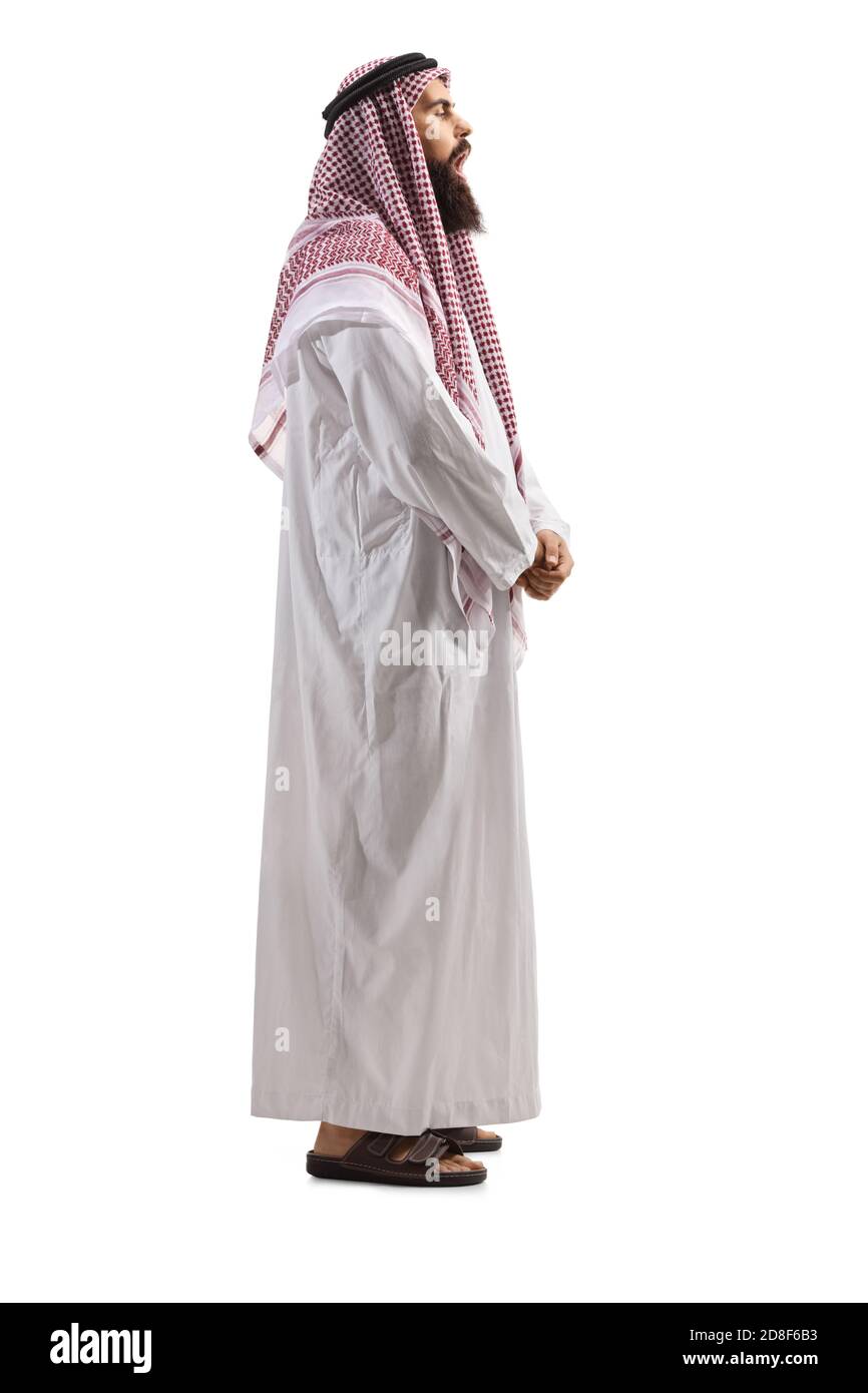 Foto di un uomo arabo in un profilo a lunghezza intera thobe in piedi e cantare isolato su sfondo bianco Foto Stock
