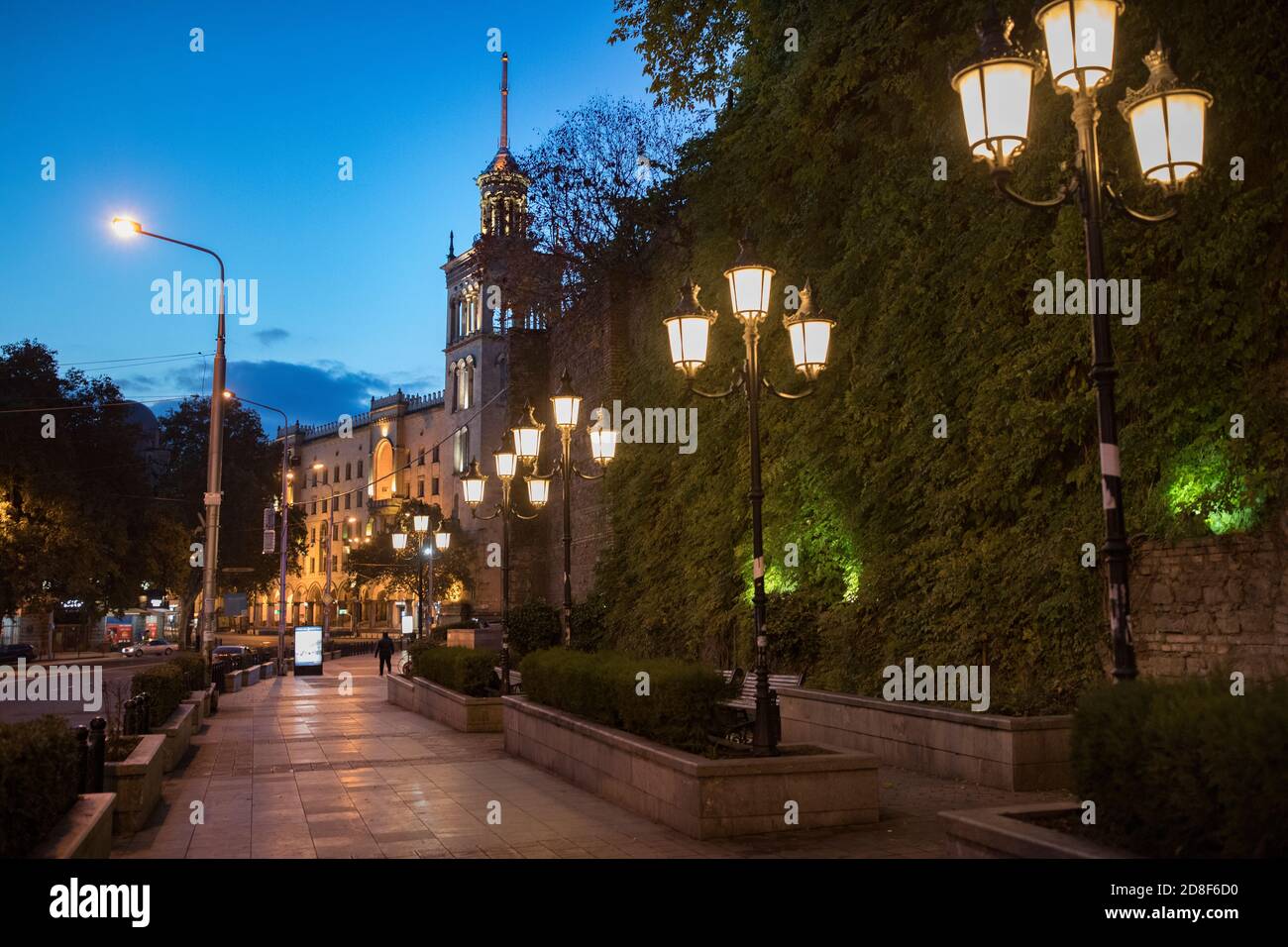 Scena di strada al di fuori della Georgian National Academy of Sciences edificio a Tbilisi, Georgia, Caucaso, Europa. Foto Stock