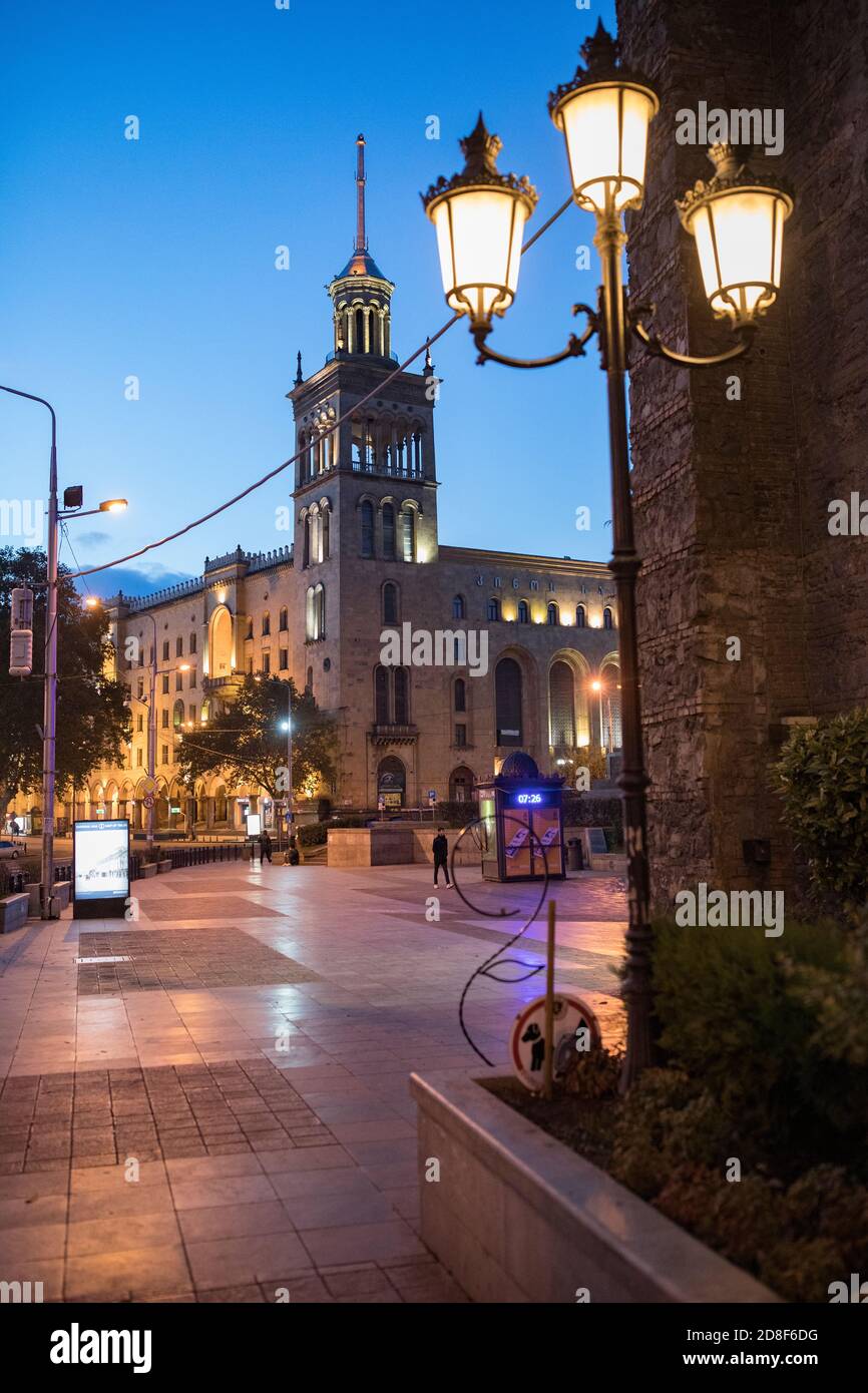 Scena di strada al di fuori della Georgian National Academy of Sciences edificio a Tbilisi, Georgia, Caucaso, Europa. Foto Stock