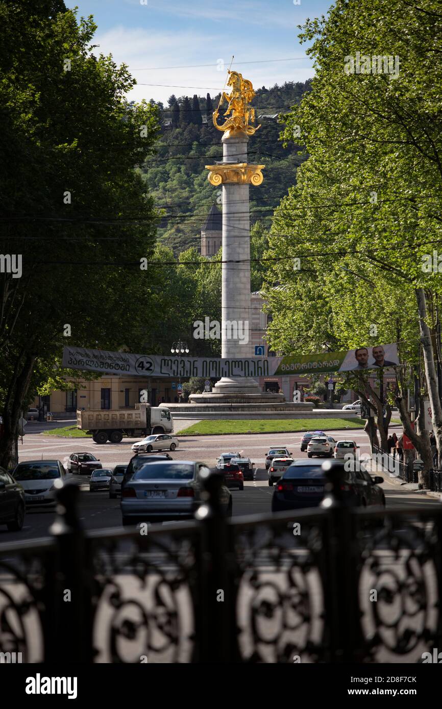 Una statua dell'eroe omonimo del paese, San Giorgio, si trova in Piazza della libertà (Piazza della libertà) a Tbilisi, Georgia, Caucaso, Europa dell'Est. Foto Stock