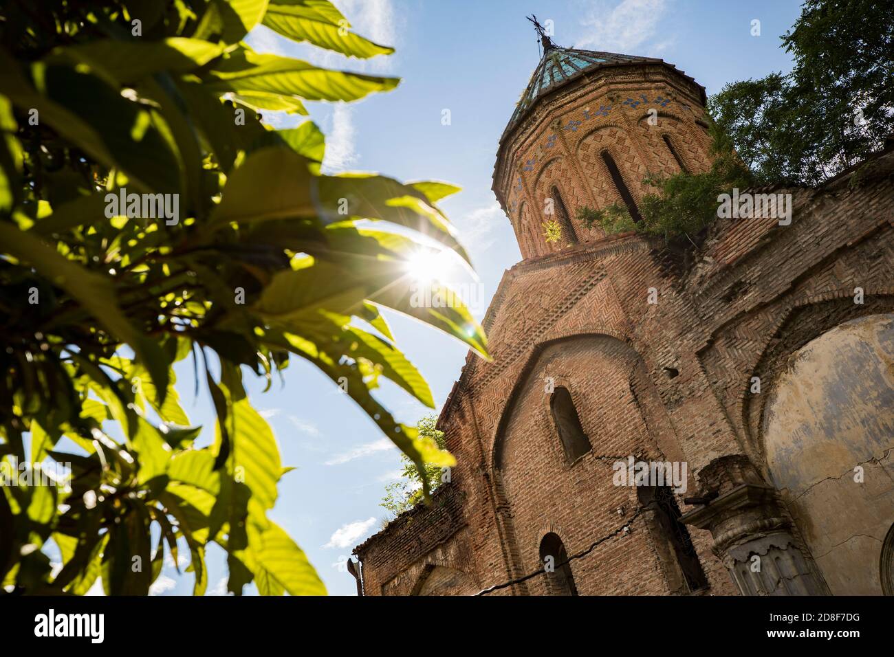 Chiesa abbandonata in via di sbriciolamento nel centro di Tbilisi, Georgia, Caucaso, Europa orientale. Foto Stock