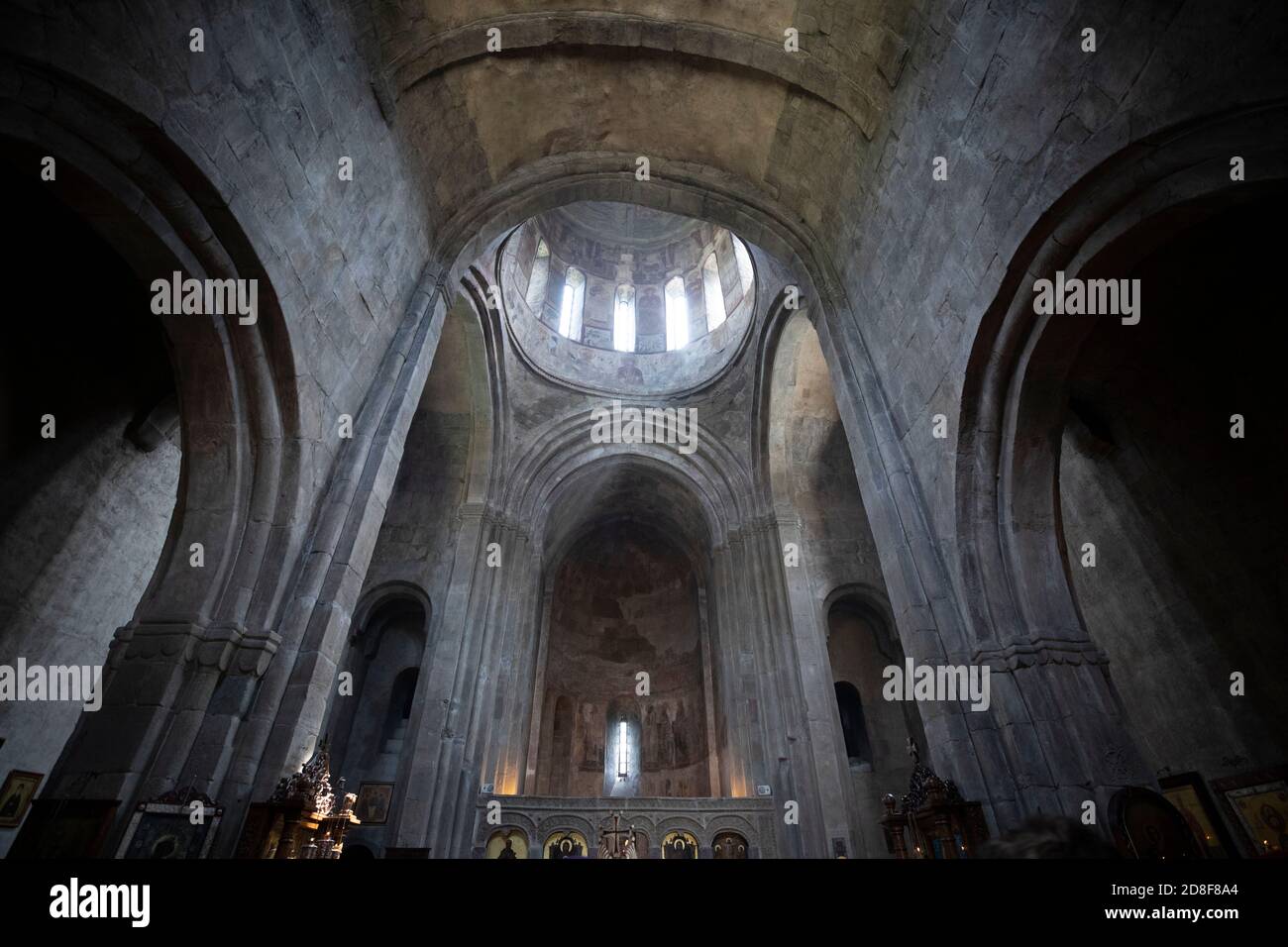 La luce celeste si riversa attraverso la cupola nella chiesa medievale di Sattavro a Mtskheta, Georgia, Caucaso, Europa orientale. Foto Stock