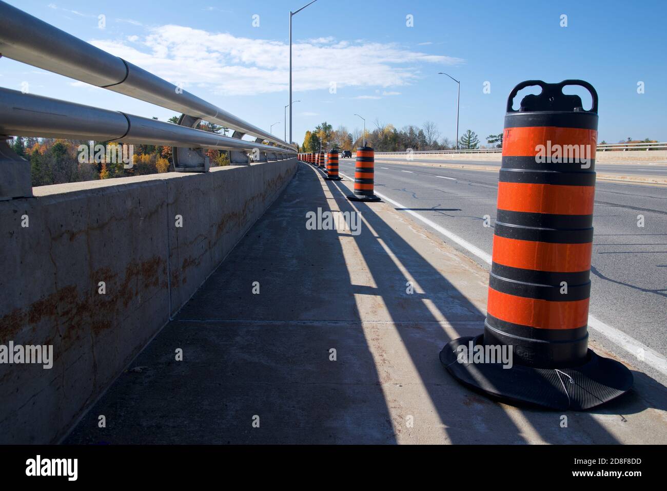 Coni di sicurezza per la costruzione di strade su una costruzione a ponte Foto Stock