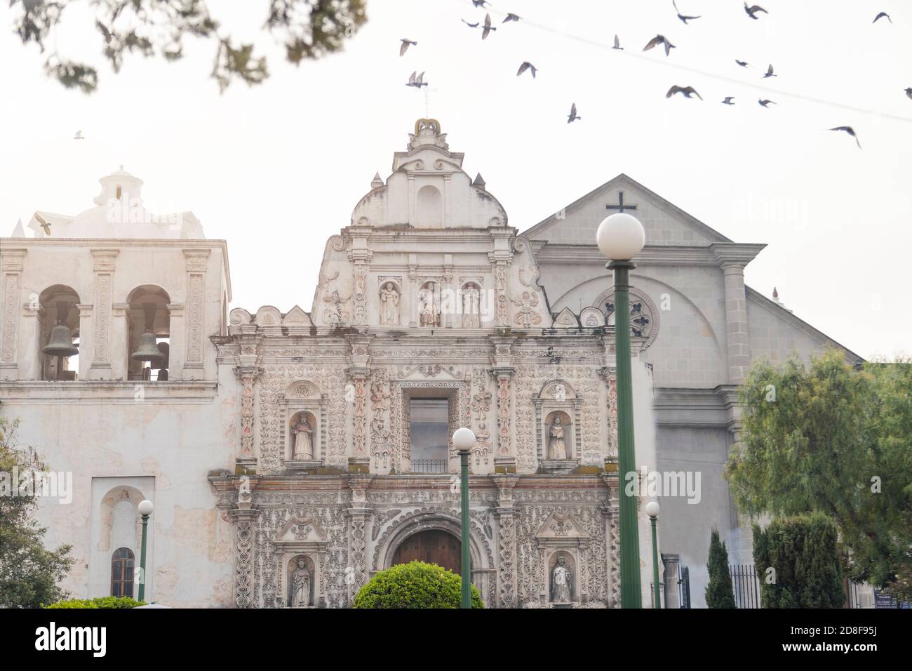 Colombe che sorvolano la Cattedrale dello Spirito Santo di Quetzaltenango Guatemala - Neo-classica e barocca cattedrale della città coloniale - Chiesa cattolica Foto Stock