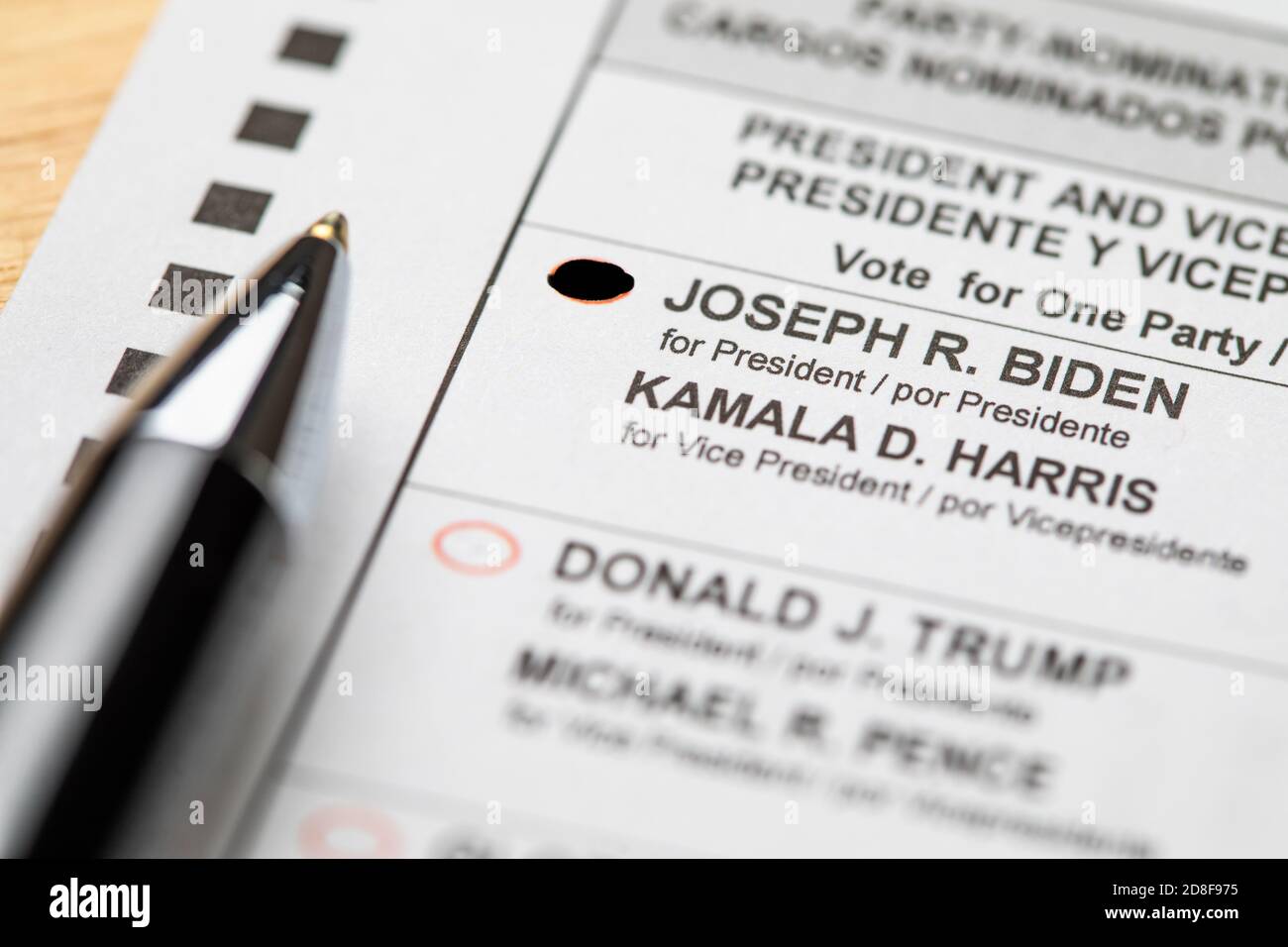 Riverside, California, USA - 10/2020: La posa della penna su Biden ha votato lo scrutinio ufficiale sul tavolo nelle elezioni presidenziali del 2020. Foto Stock