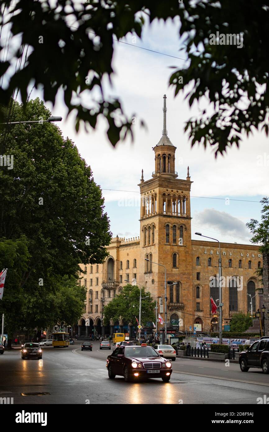 Scena di strada al di fuori della Georgian National Academy of Sciences edificio a Tbilisi, Georgia, Caucaso, Europa. Foto Stock